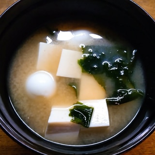 うずらの卵と豆腐とワカメの味噌汁